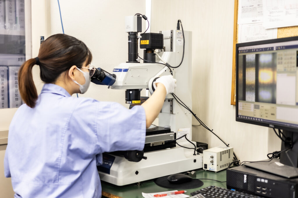 Inspection with a measuring microscope