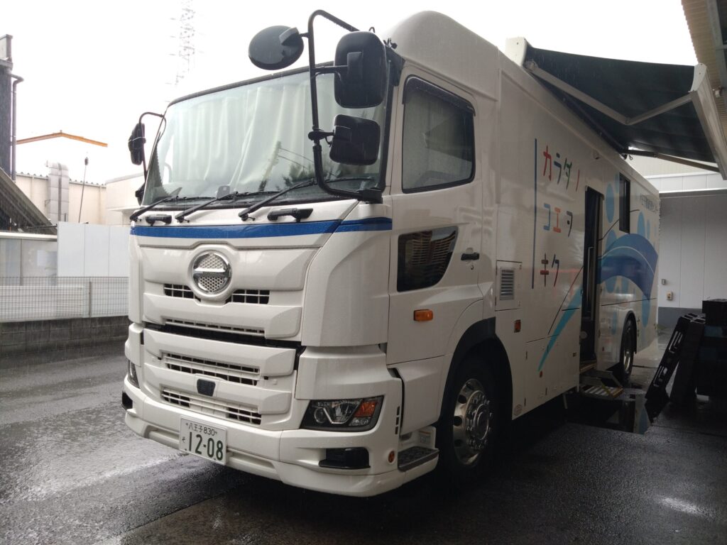 健康診断をするトラック車
