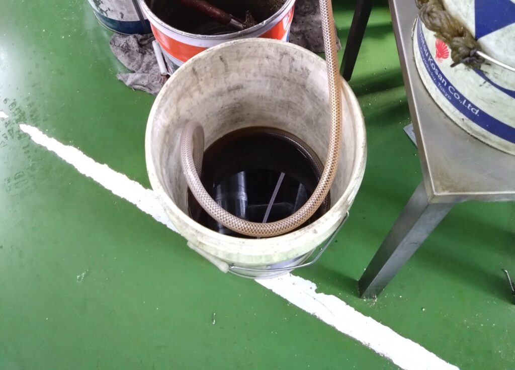 バケツ中に空気中の油を吸い上げた状態