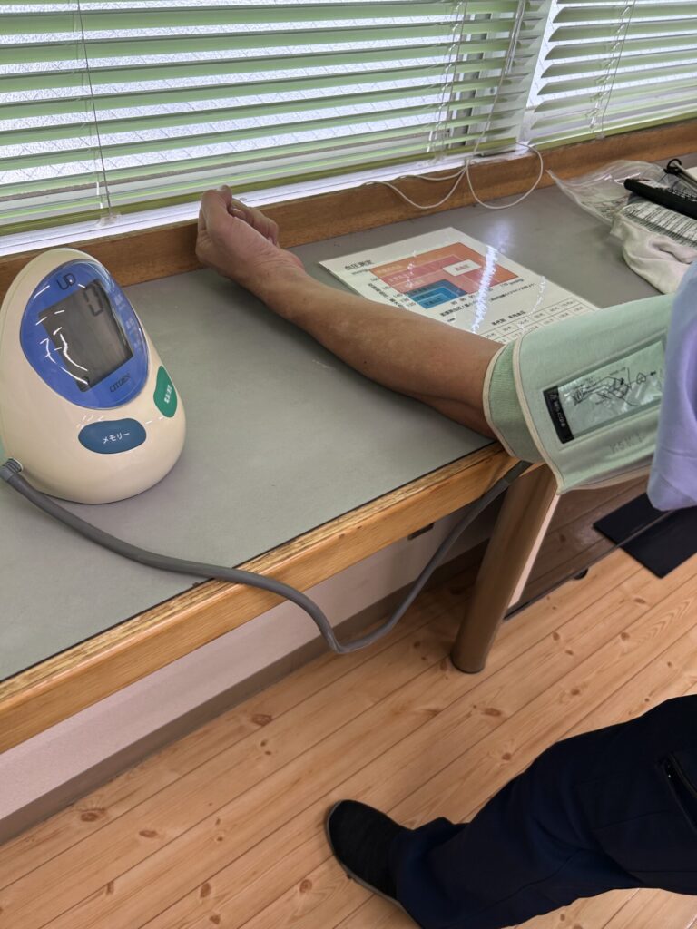 血圧計で測定中